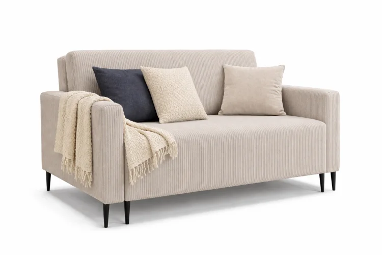 Beżowa sofa LAURA GERMAN z poduszkami i kocem