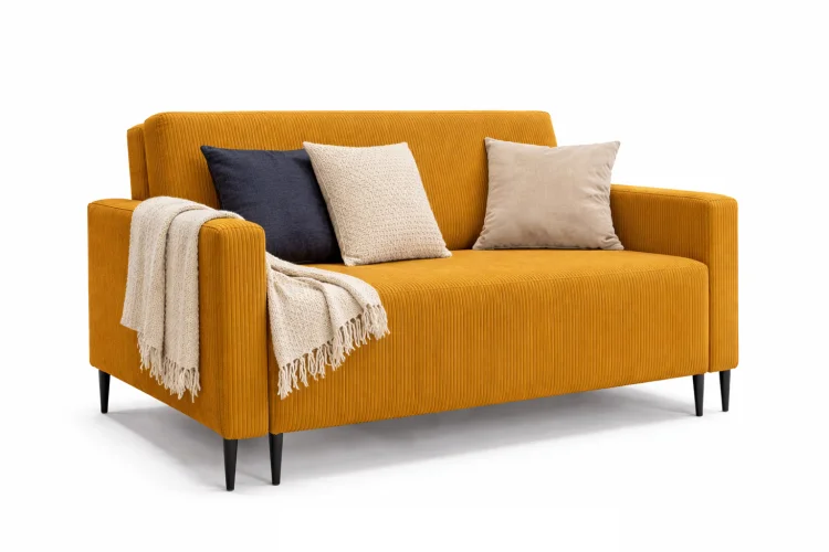 Musztardowa sofa LAURA GERMAN z poduszkami i kocem
