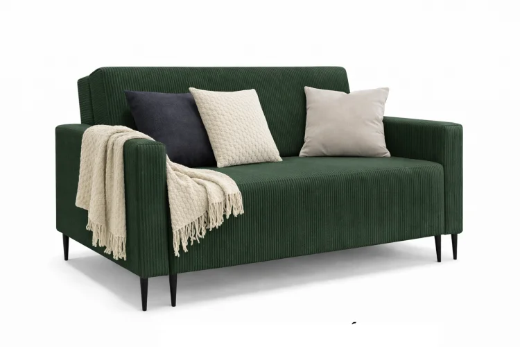 Zielona sofa LAURA GERMAN z poduszkami i kocem