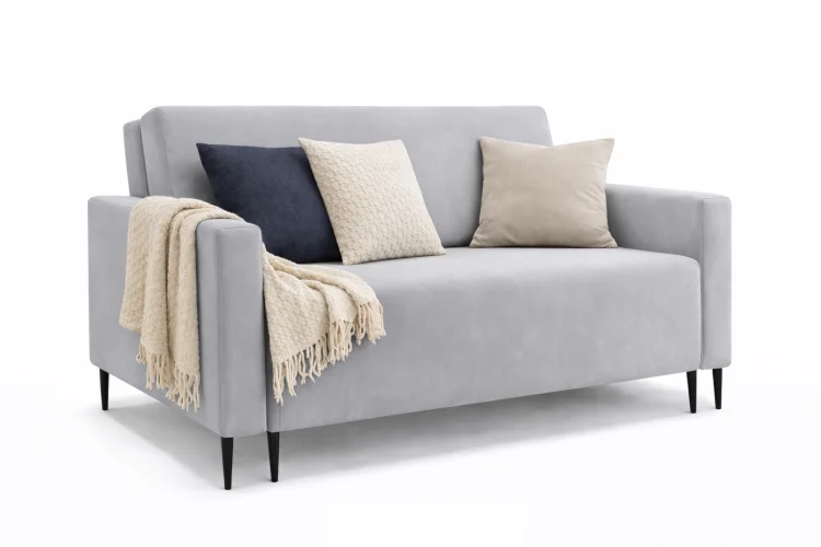 Szara sofa LAURA GERMAN z poduszkami na wysokich nóżkach