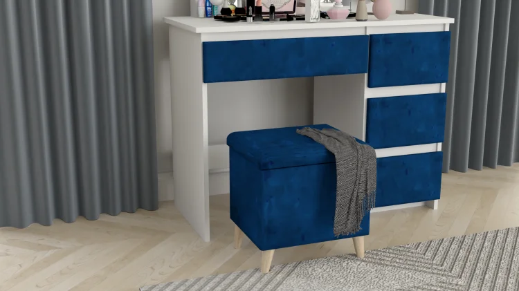 Biała toaletka BETI4 GERMAN z niebieskimi tapicerowanymi frontami, lustrem LED i pufą, zbliżenie na fronty i pufę.